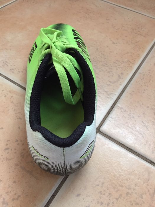 Chuteiras Umbro como novas número 37.