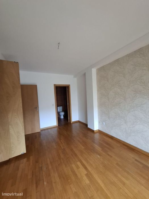 Apartamento para Arrendamento em Excelente Estado