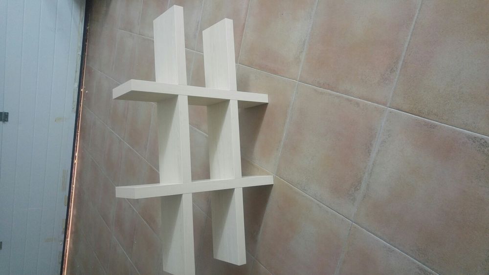 parteleiras de madeira,80x55x15. A cinza e mais pequena com 50x49x13