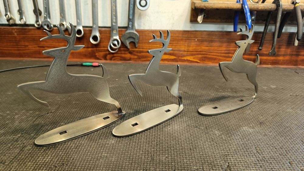 Jelonek na maskę 17cm John Deere emblemat logo znaczek celownik JD