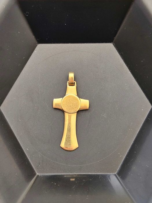 Cruz sagrada em ouro português