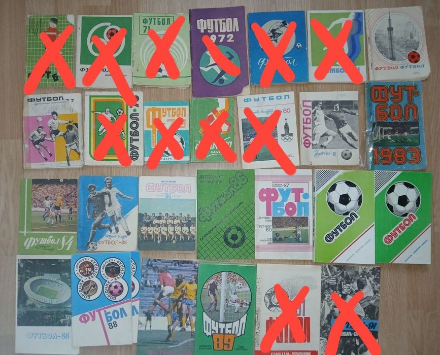 Книги по хоккею и футболу, календари-справочники, открытки, программки