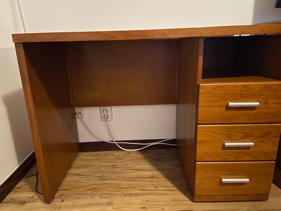 Secretária em madeira maciça