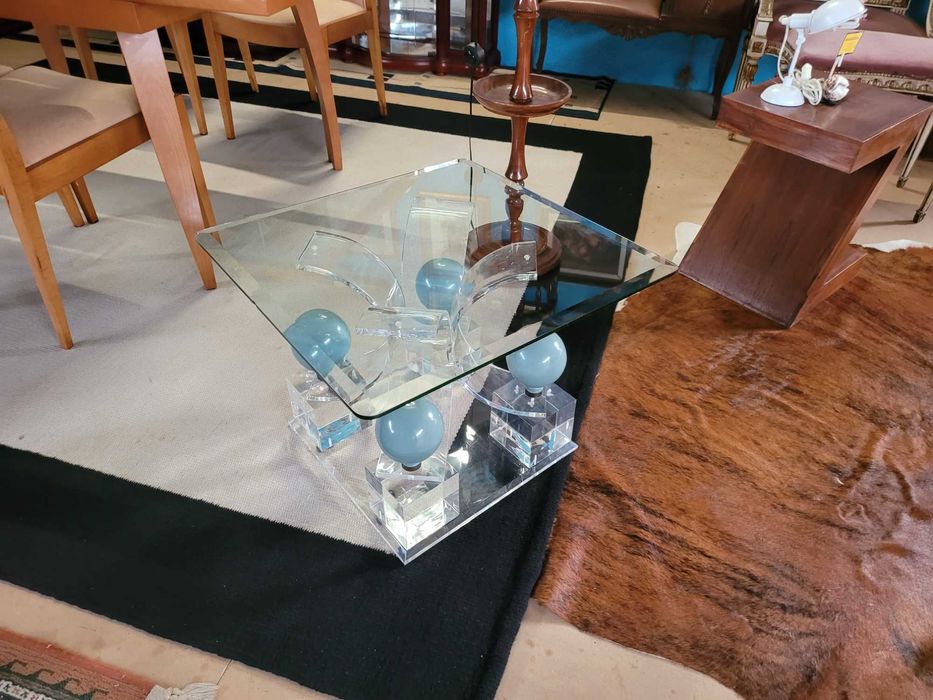 Mesa de centro em acrílico e tampo em vidro - óptimo estado