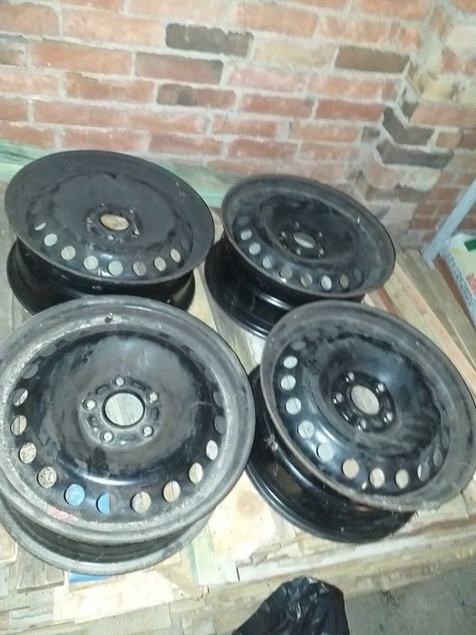 4x Oryginalne felgi stalowe 16" oraz kołpaki i śruby do Volvo V40 2014