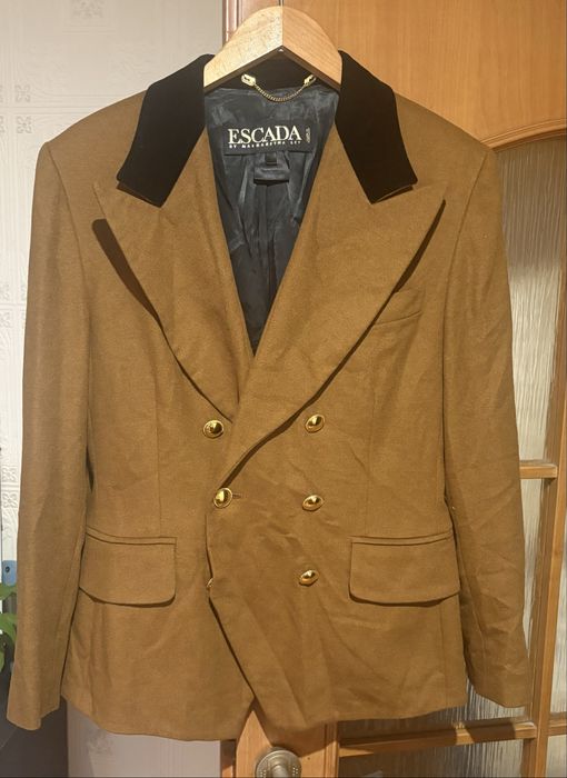 Dwurzedowa Elegancka marynarka Escada