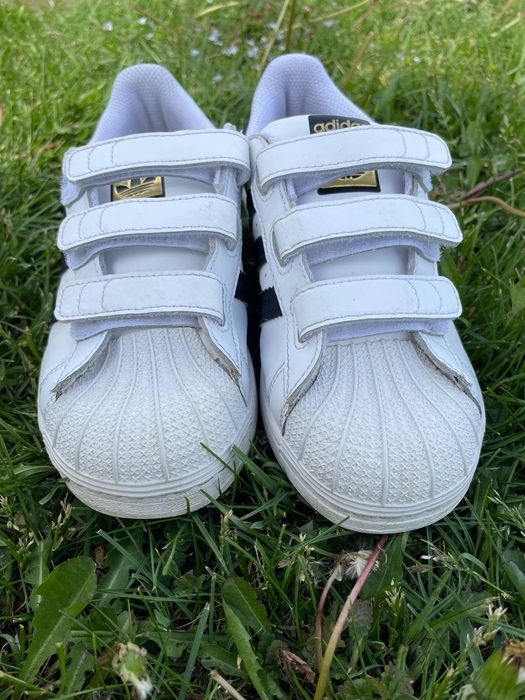 Кросівки adidas.