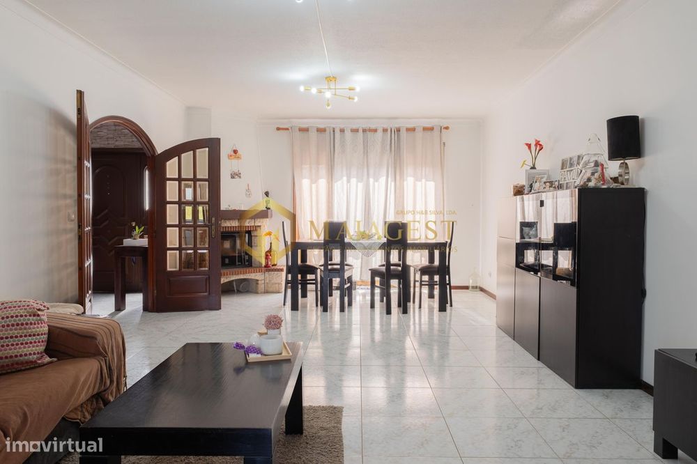 Moradia T3 com 3 Pisos, Jardim, Terraço e Churrasqueira em Campo