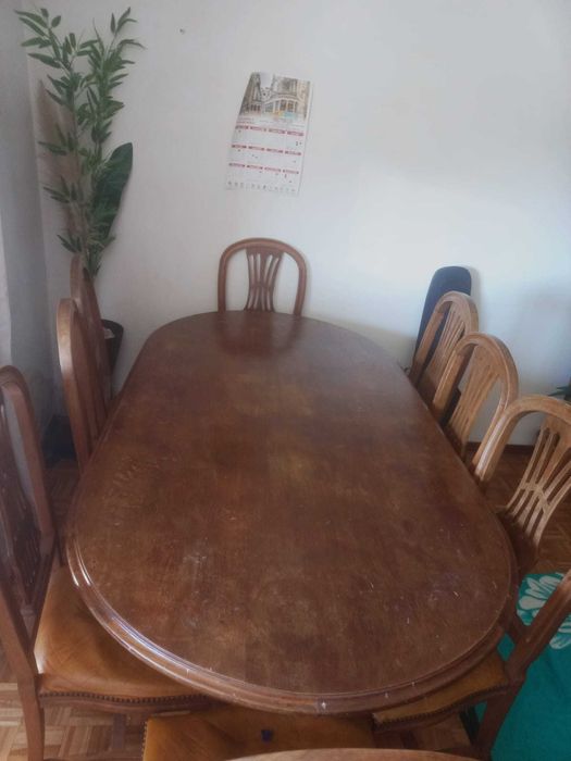 mesa  de jantar madeira com 8 cadeiras em bom estado .