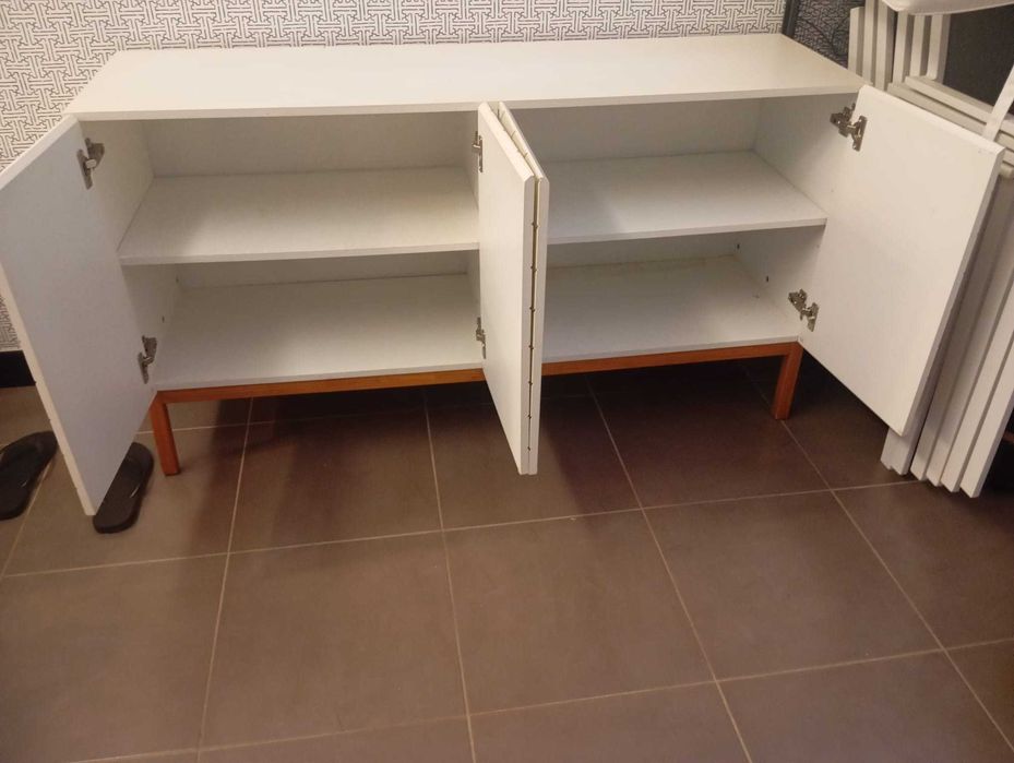 Aparador moderno de linhas direitas