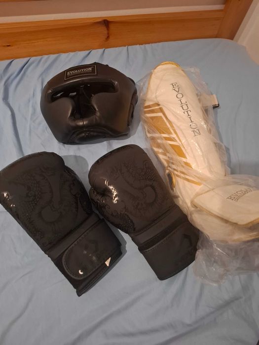 Zestaw bokserski: Overlord 16oz, kask Evolution L, ochraniacze XL
