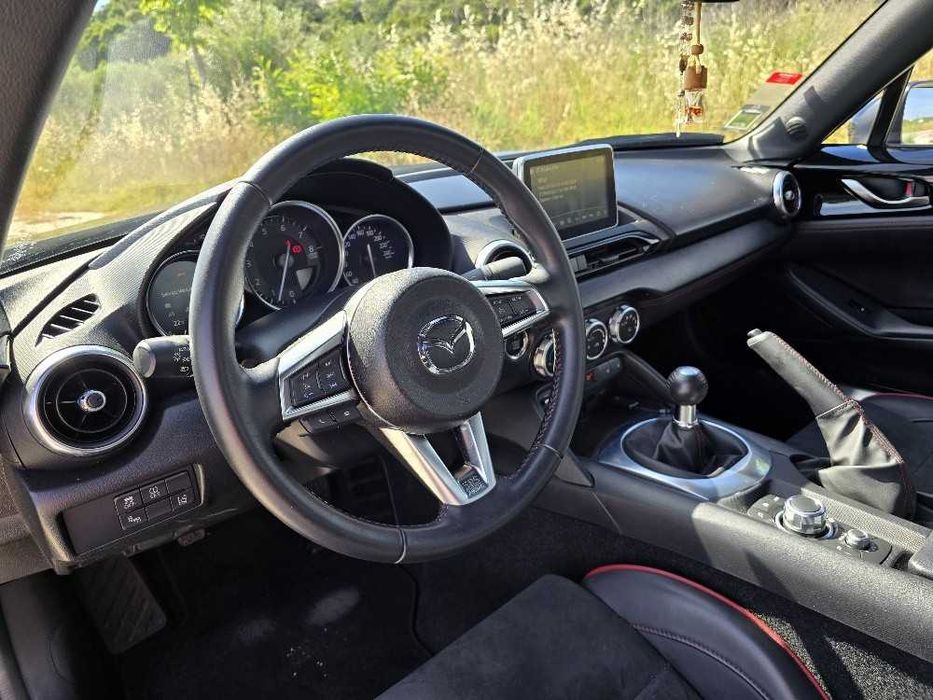 Carro descapotável Mazda Mx5