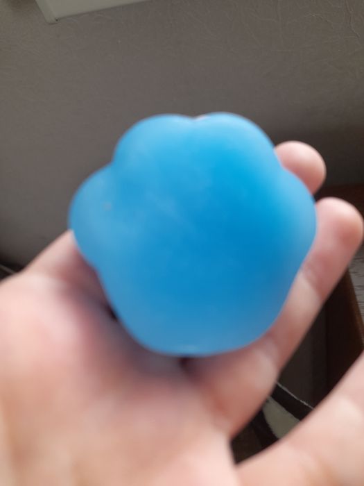 Таба лапка синього кольору з білими подушечками