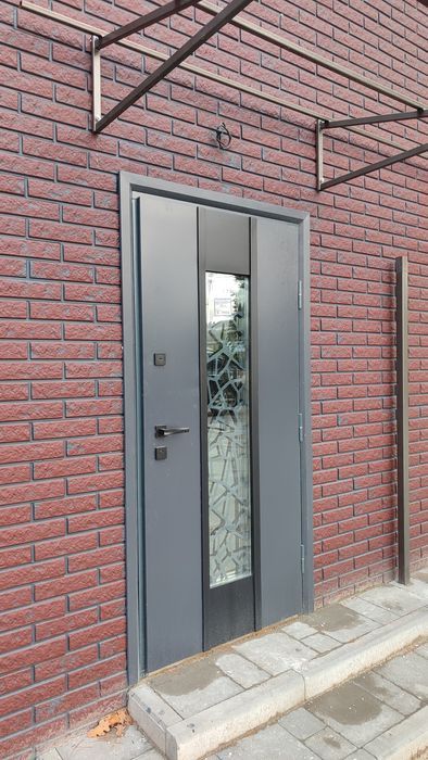 Крайній таун з великою ділянкою в центрі Бучі, дуже гарна тераса