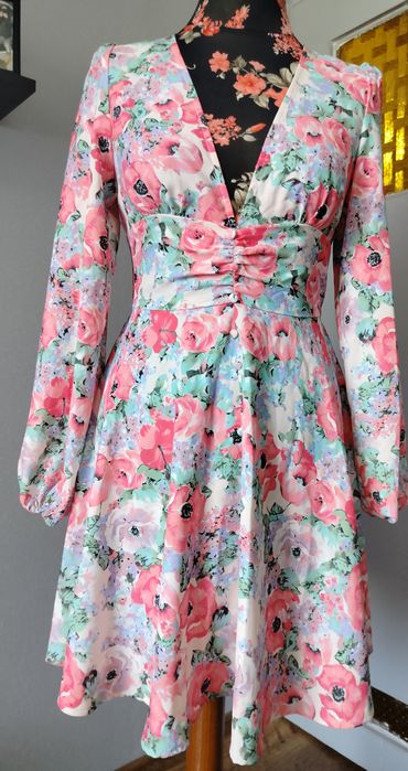 Sukienka w kolorowe kwiatki