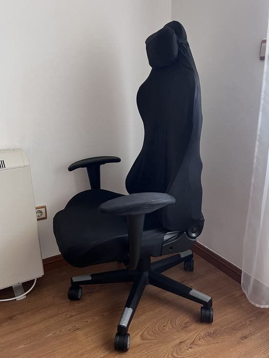 Cadeira gaming cinza e preta