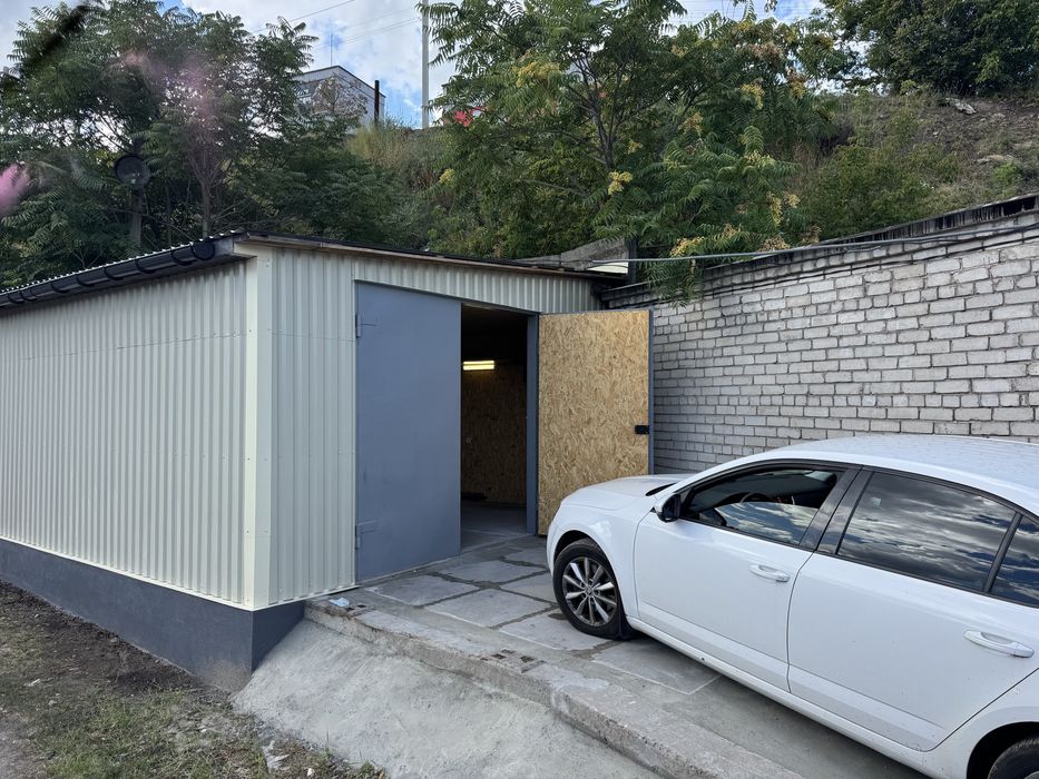 Продам великий гараж 6,5 м на 5 м в г/к Дніпро. Великі ворота 2,5*2,5 м, вільно зайде будь-який позашляховик або  мікроавтобус