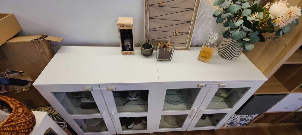 2 Aparadores de vidro e branco ikea