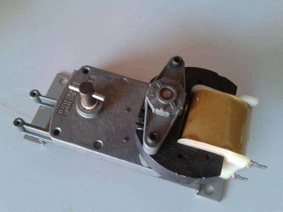 Motor para vitrine giratória