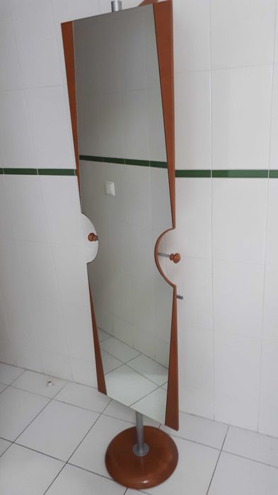 Espelho de pé com cabides