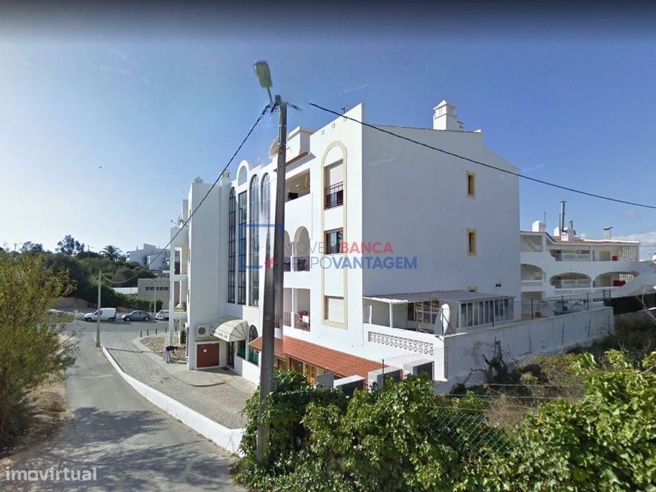 Parqueamento coberto com 787m² de Área Bruta em plena Praia do Carv...