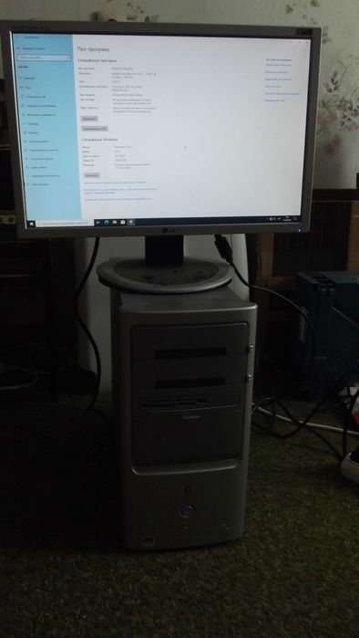 Системний блок з монiтором.