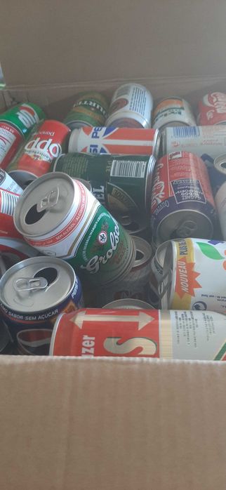 duas caixas com 120 latas antigas da década de 80 /90