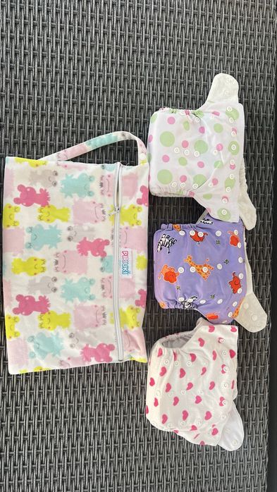 Fraldas de pano reutilizáveis  e saco de transporte