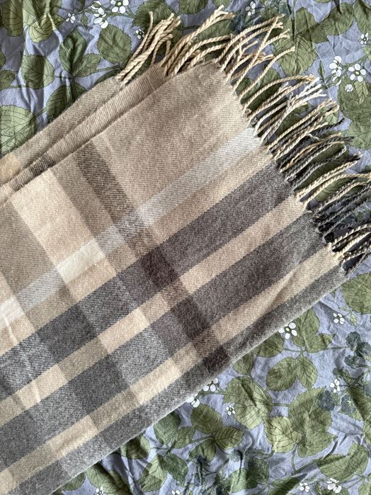 Szaro-beżowy szalik w kratkę, duży szalik z frędzlami