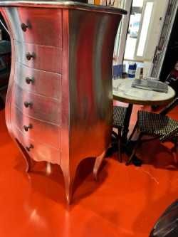 Cómoda alta de estilo barroco de madeira cinzenta com 6 gavetas