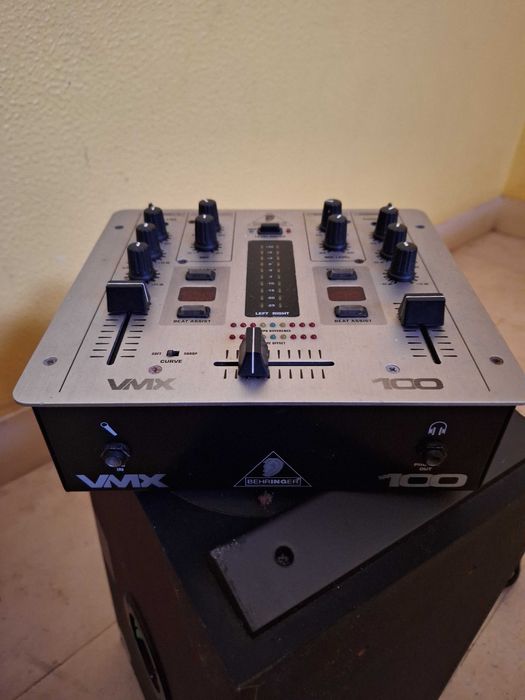 Mesa Mistura DJ BEHRINGER VMX100