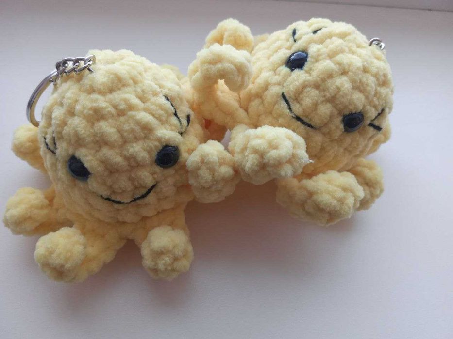 Брелок з плюшевої пряжі восьминіжка