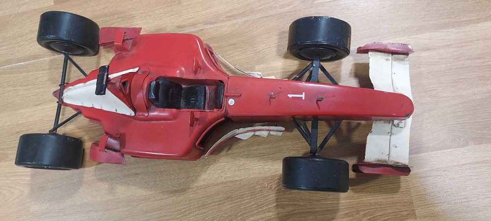 Carro de corrida F1 em chapa para decoração ou coleção
