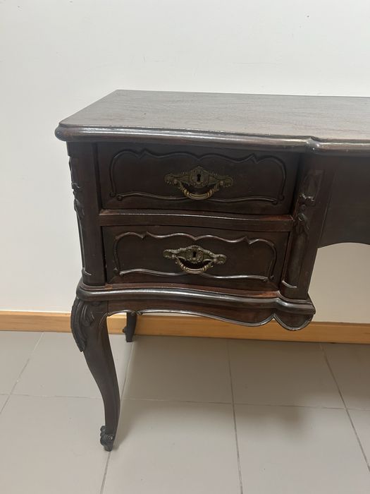 Cómoda antiga em madeira