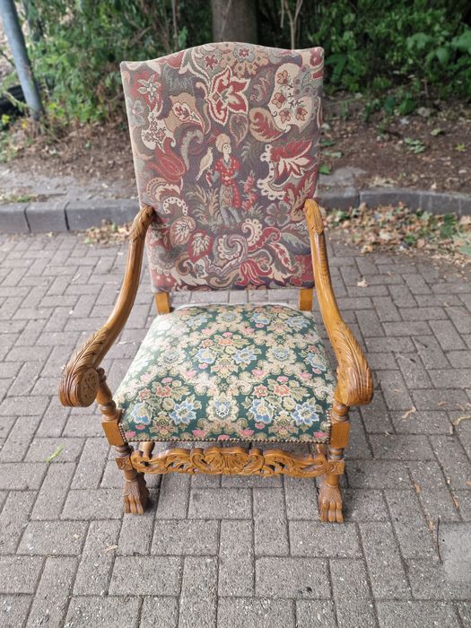 Trony bogato rzeźbione