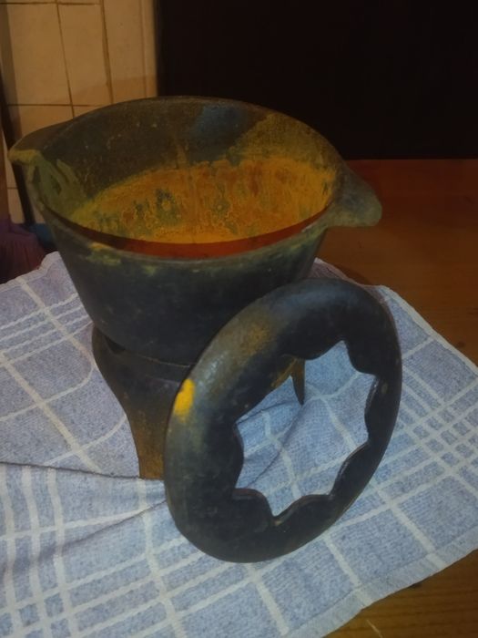 Vendo panela antiga com tripé