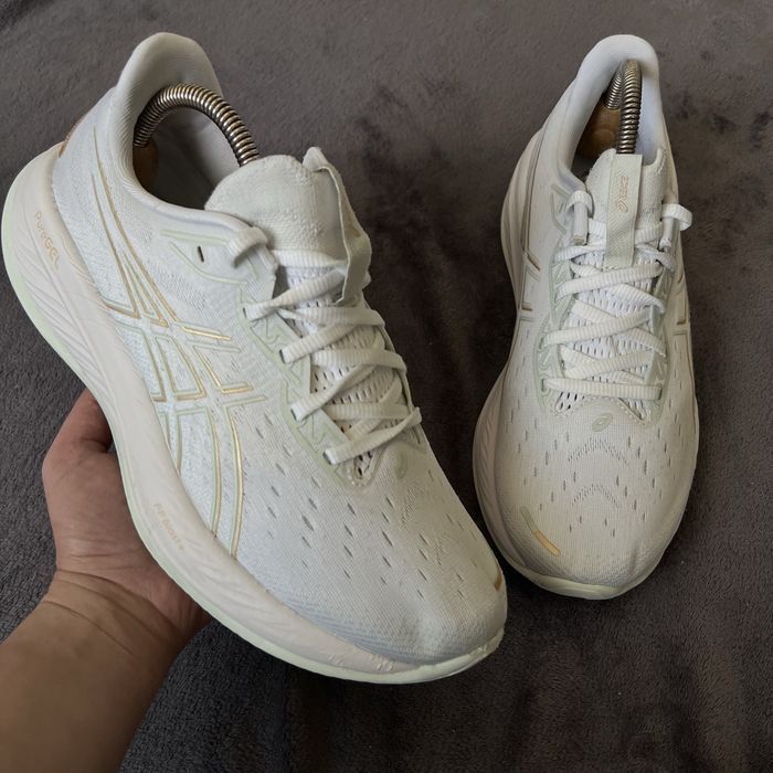 Жіночі кросівки Asics Gel-cumulus. P. 40,5.