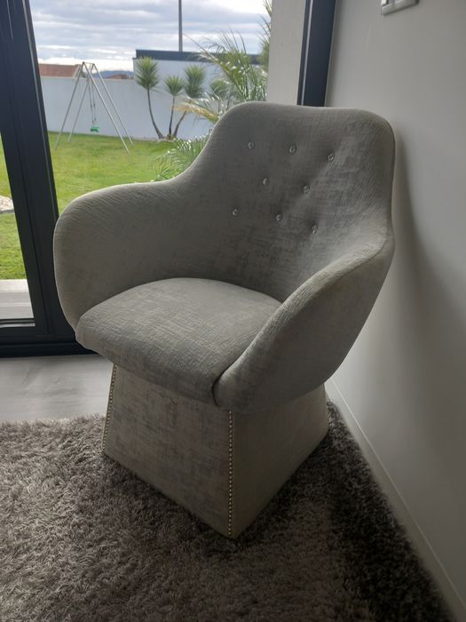 Cadeirão cinza como novo