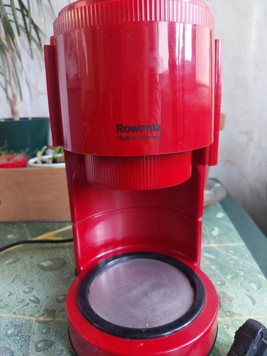 Кофеварка красного цвета ROWENTA