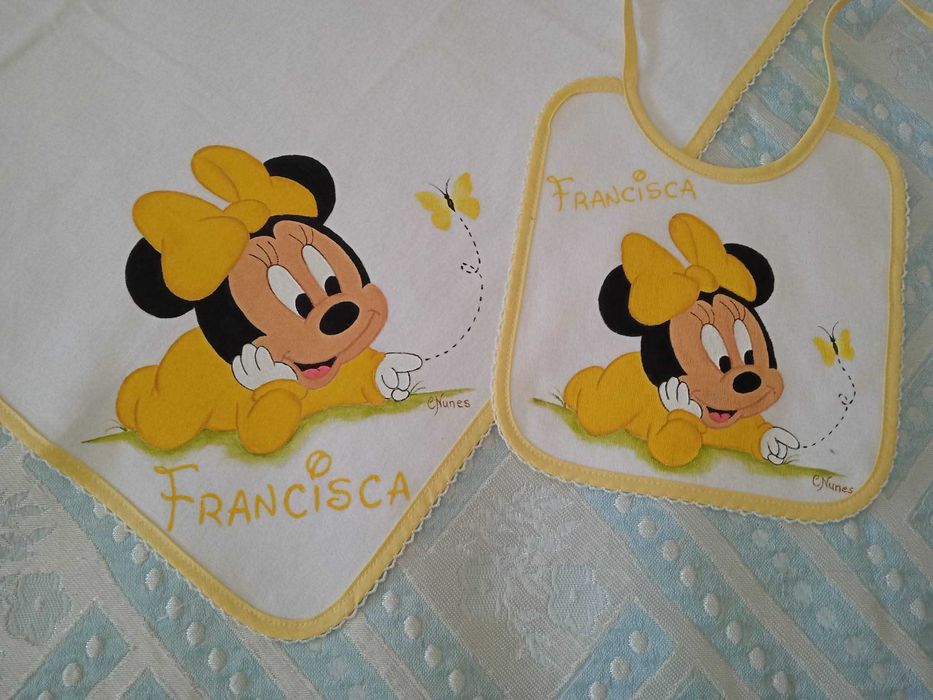 Conjunto de fralda e babete pintado á mão
