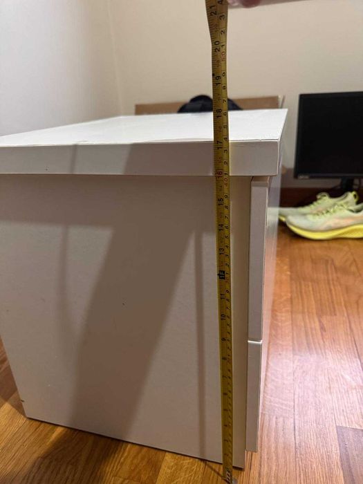 Mesinha de cabeceira MALM