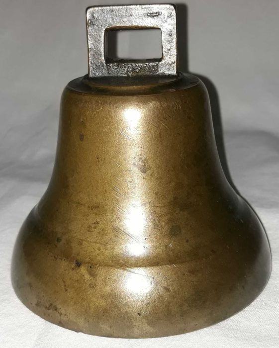 stary dźwięczny mosiężny dzwonek