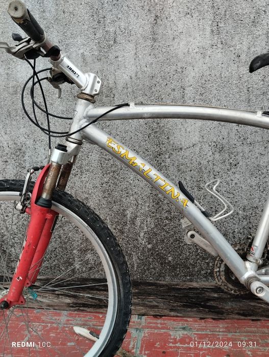 Bicicleta a pedais marca Esmaltina toda em alumínio