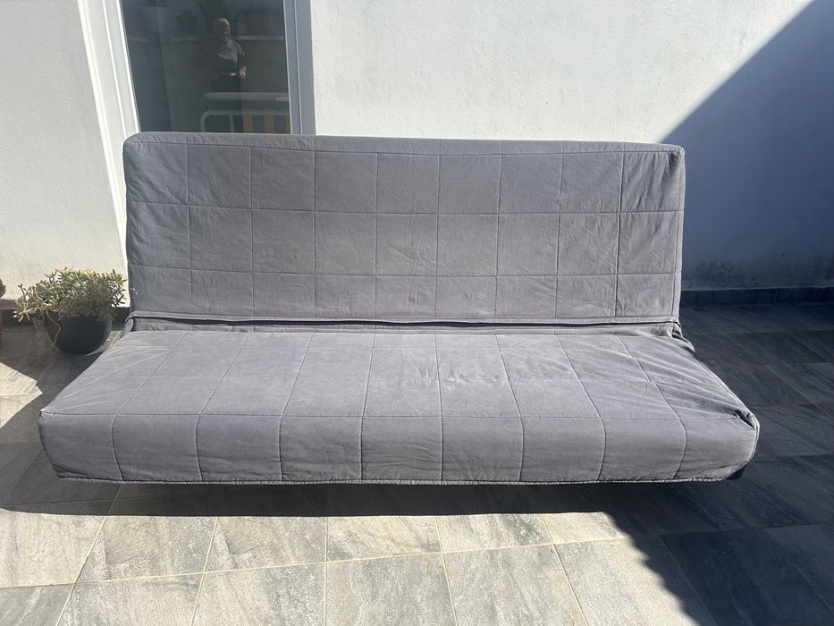 Sofa- cama com 2 capas - estrutura metalica- bom estado