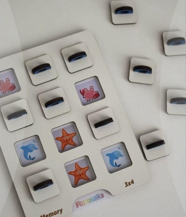 Меморі з деревʼяними віконечками