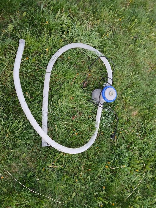 Basen z pompą i trampolina