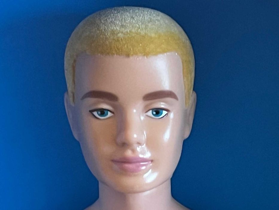 Barbie Ken w kąpielówkach i klapkach. Klasyczna lalka kolekcjonerska!