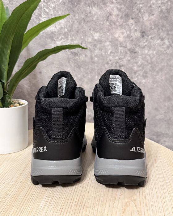 (28.5 р) Дитячі черевики Adidas Terrex Mid Gore-tex, Устілка 17.8 см