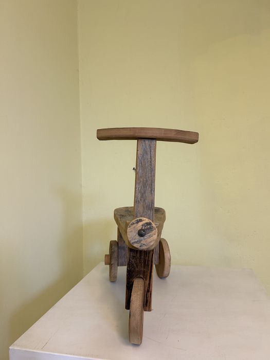 Drewniany rowerek, rekwizyt do sesji