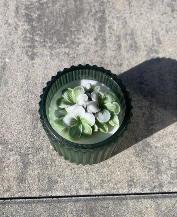 Zielono biała świeca sojowa z kwiatem o zapachu zielonej herbaty